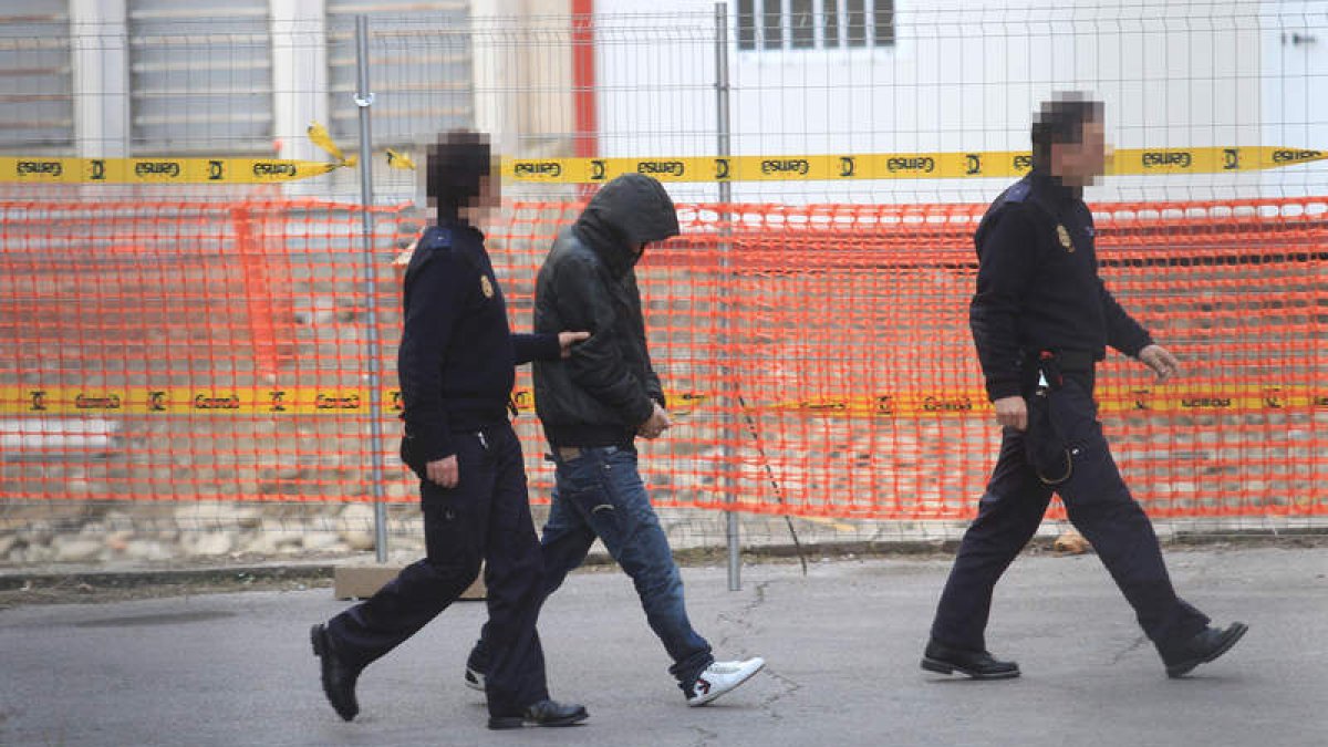Uno de los jóvenes detenidos, el pasado 15 de febrero, en el momento de ser conducido a los juzgado de Ponferrada.