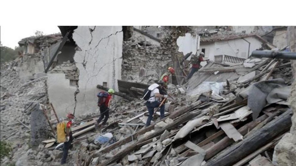 Equipos de rescate entre los escombros de Pescara del Tronto.