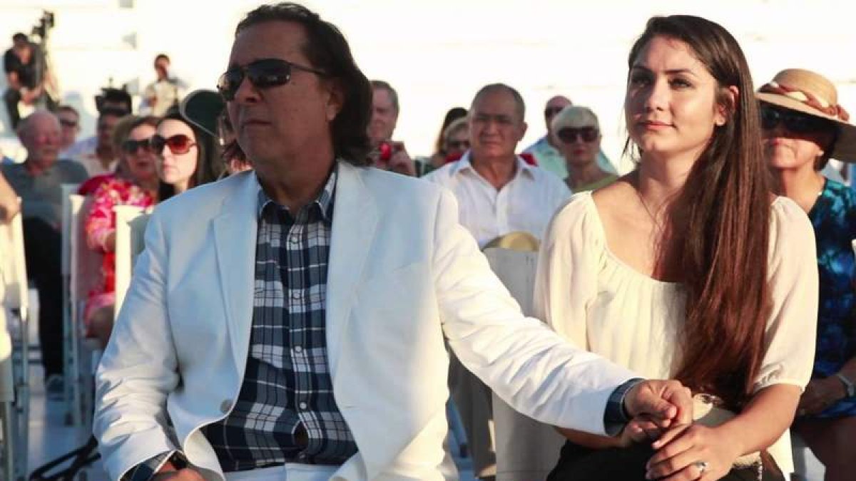 Daniel Chávez Morán y su esposa Jeanette han auspiciado la colocación de una placa en memoria del político leonés Miguel Morán.
