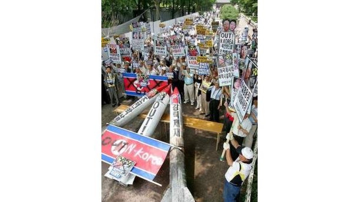 Surcoreanos protestan por el lanzamiento de misiles.