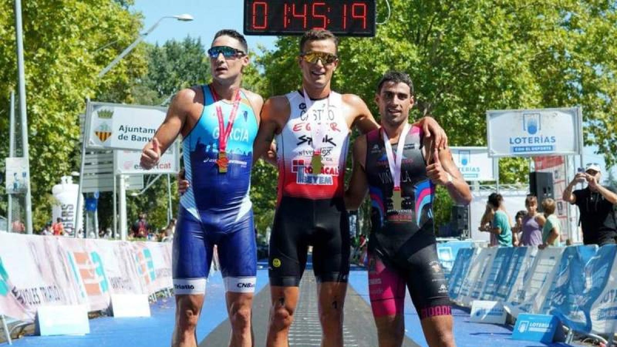 Kevin Viñuela, primero por la derecha con su medalla de bronce. FETRI