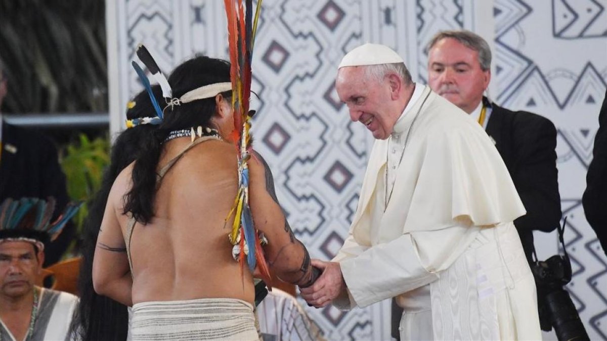 Francisco (derecha) saluda a un representante indígena en el Coliseo de Madre de Dios, en Puerto Maldonado, el 19 de enero.