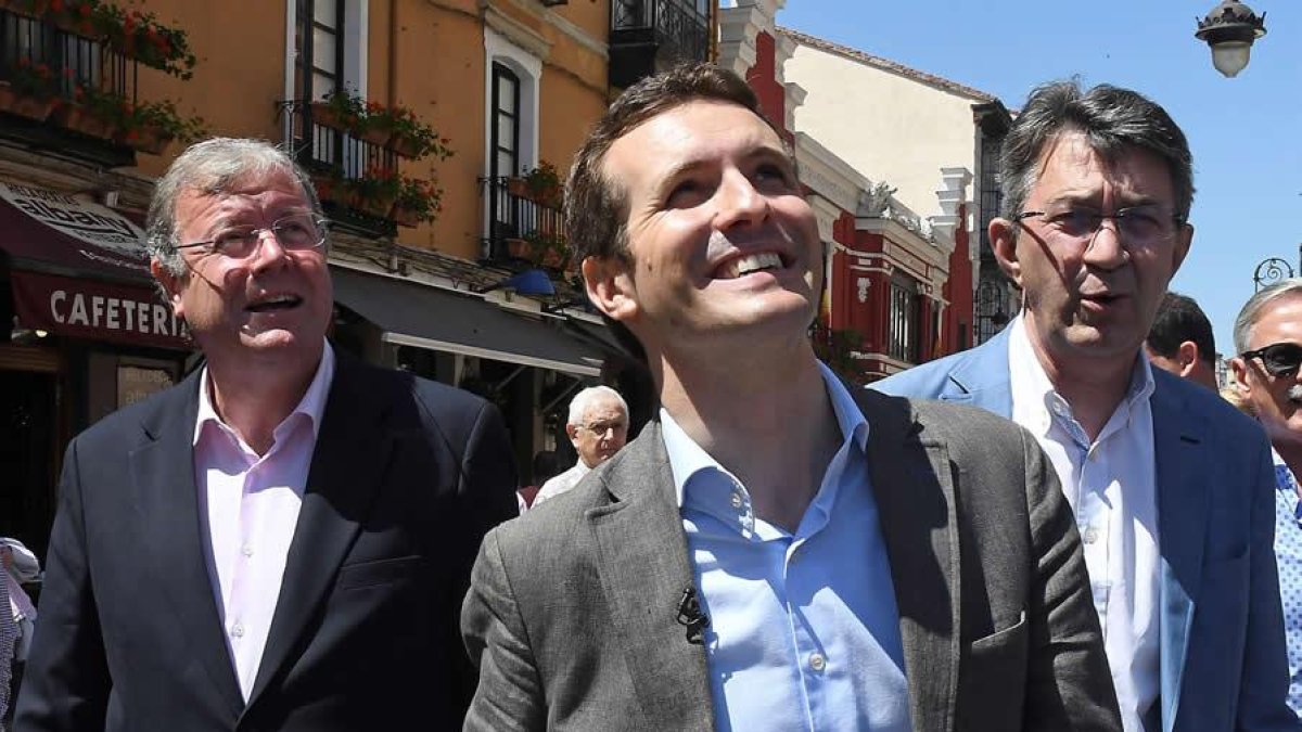 Pablo Casado, junto a Antonio Silván y Juan Martínez-Majo durante la visita que el recién elegido presidente del Partido Popular hizo a León durante la campaña.