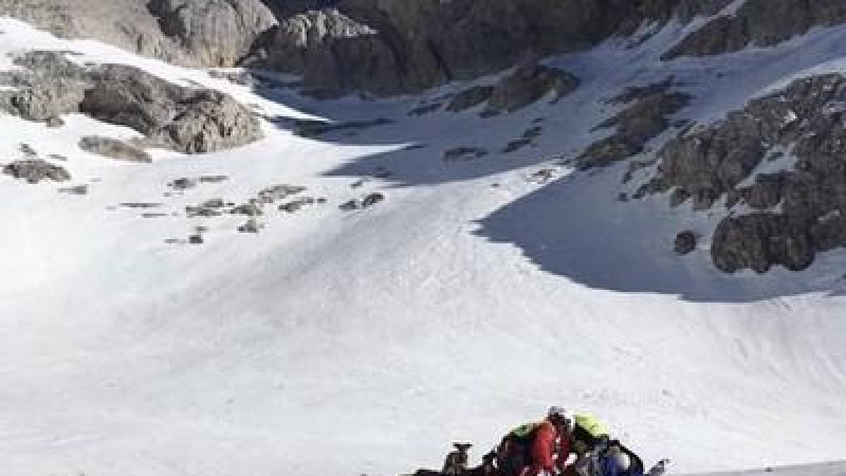 Protección Civil rescata a un montañero que se rompió una pierna al resbalar con el hielo en el Jou del Llambrión de Picos de Europa.