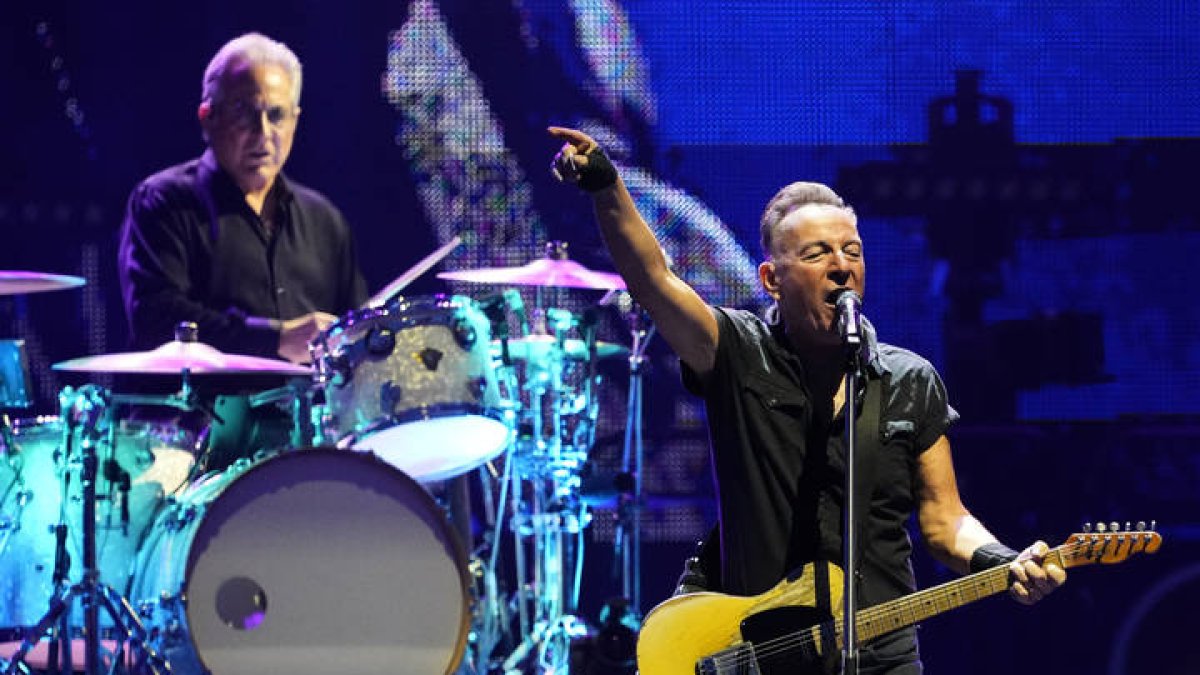 El músico y cantante estadounidense Bruce Springsteen durante el concierto que ha ofrecido este viernes en el Estadio Olímpico de Barcelona. ALEJANDRO GARCÍA