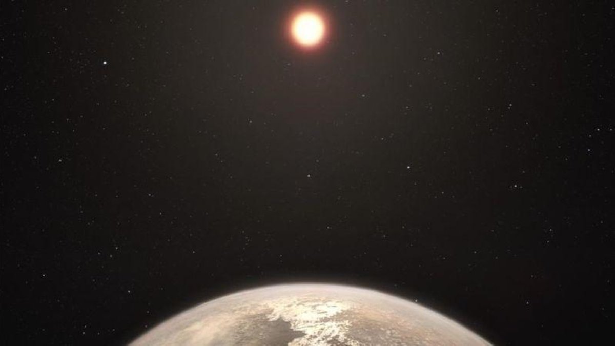 Recreación artística del planeta Ross 128 b con su estrella enana roja anfitriona al fondo.