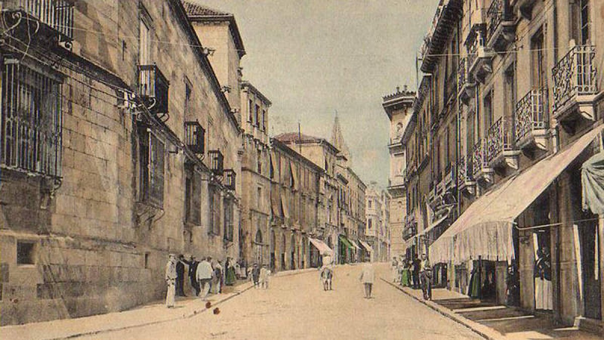La popular calle leonesa, con el palacio de Villasinda (Hotel París) antes del incendio sucedido el 14 de noviembre de 1906