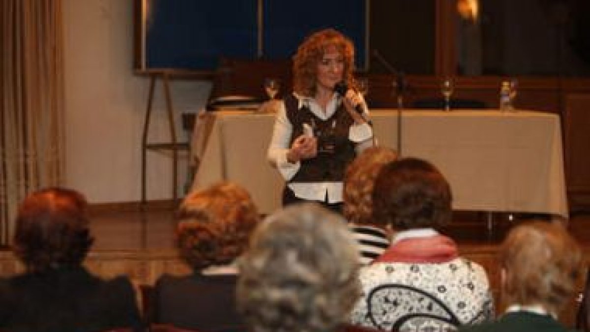 Magdalena Sánchez durante una charla a la asociación Doña Berenguela en León.