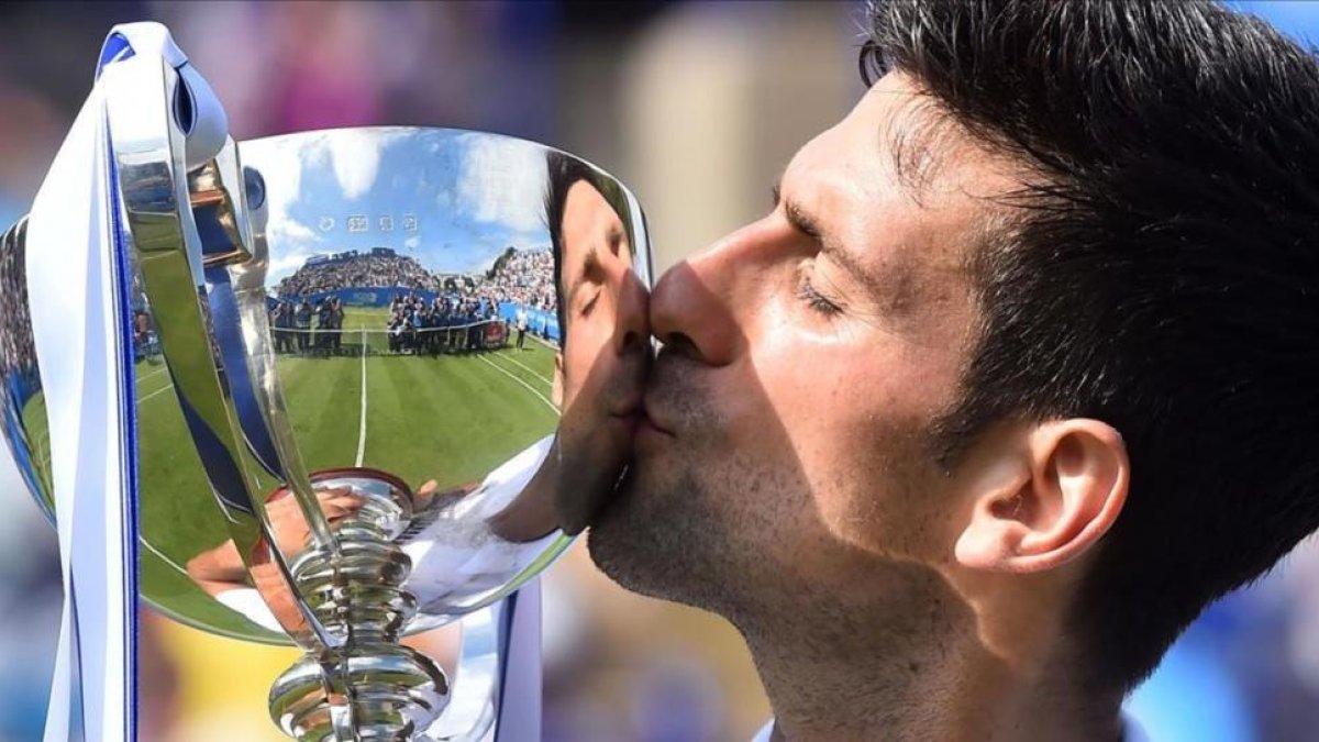 Novak Djokovic besa el trofeo del torneo de Eastbourne tras derrotar a Gaël Monfils en la final.