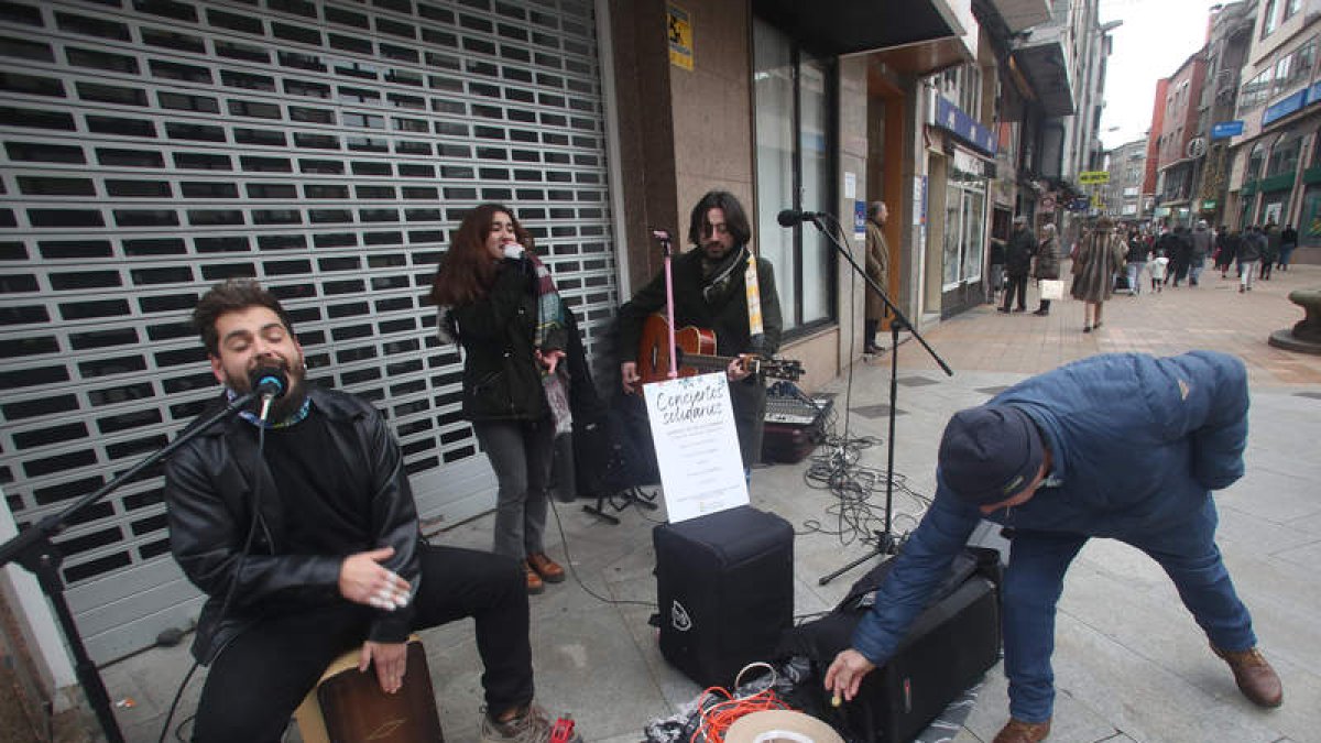 Algunos de los músicos en el arranque de la calle del Cristo, en el centro de Ponferrada.  L. DE LA MATA