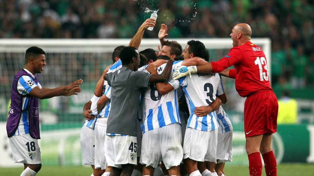Los jugadores del Málaga celebran la clasificación.