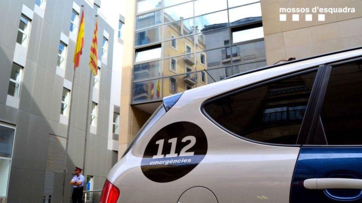 Un coche de los Mossos ante una comisaría.