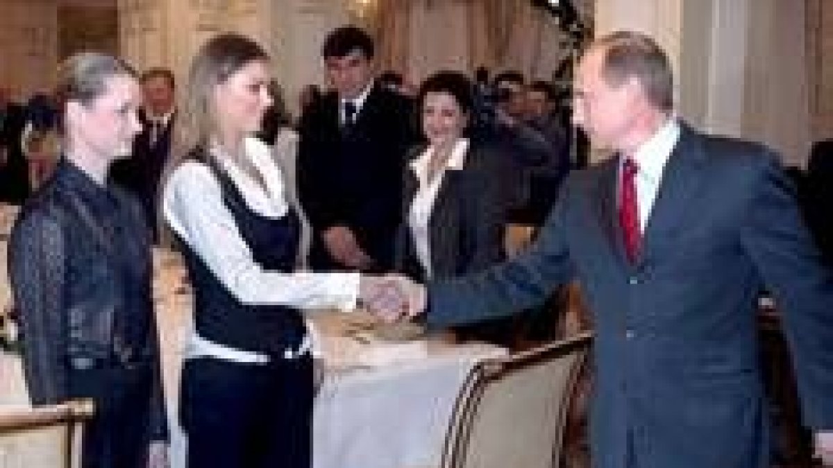 Putin saluda a Kabayeva en una foto de archivo en una reunión celebrada en pasado 10 de marzo