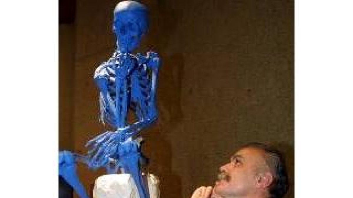 Carbonell mira un esqueleto en la Casa del Hombre de La Coruña