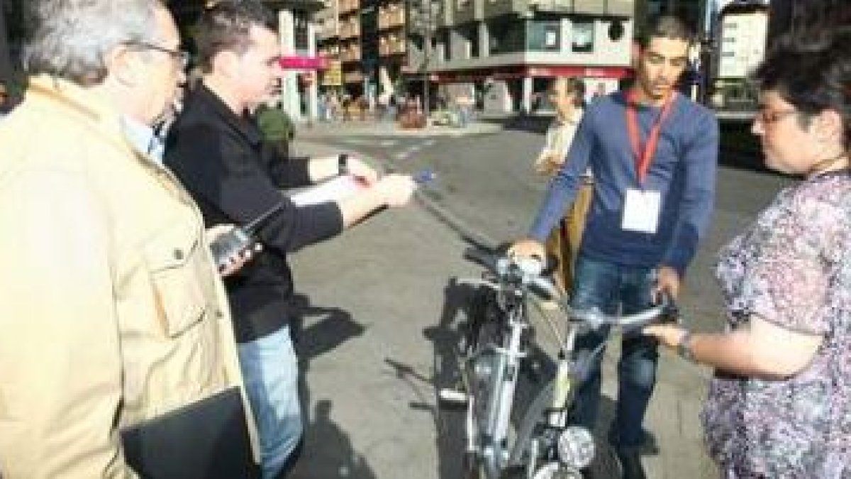 El ciclista ganador de la carrera de medios celebrada ayer en la plaza de Lazúrtegui por la Semana d