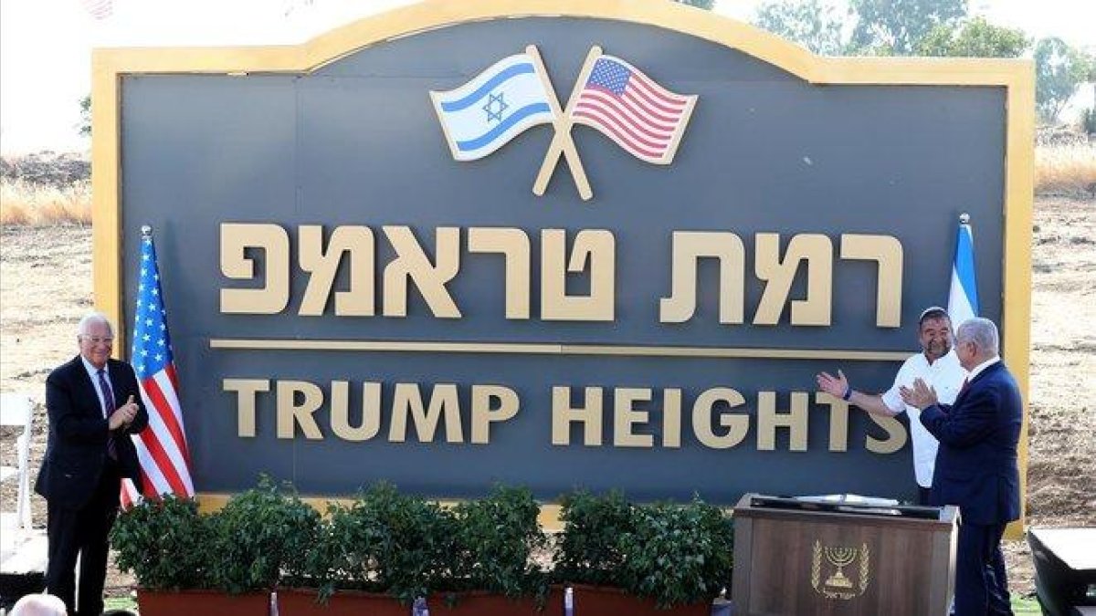 El primer ministro israelí Binyamin Netanyahu y el embajador de Estados Unidos David Friedman inauguran la Colina Trump en los Altos del Golán.