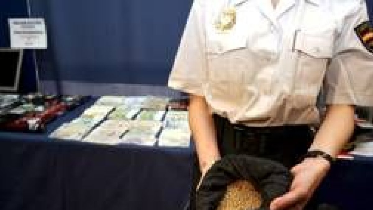 Un policía muestra la pepitas de oro en las que la mafia rumana transformó las joyas robadas