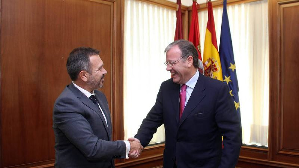 El alcalde de León, Antonio Silván (D), recibe al director general de INCIBE, Miguel Rego (I) en su despacho