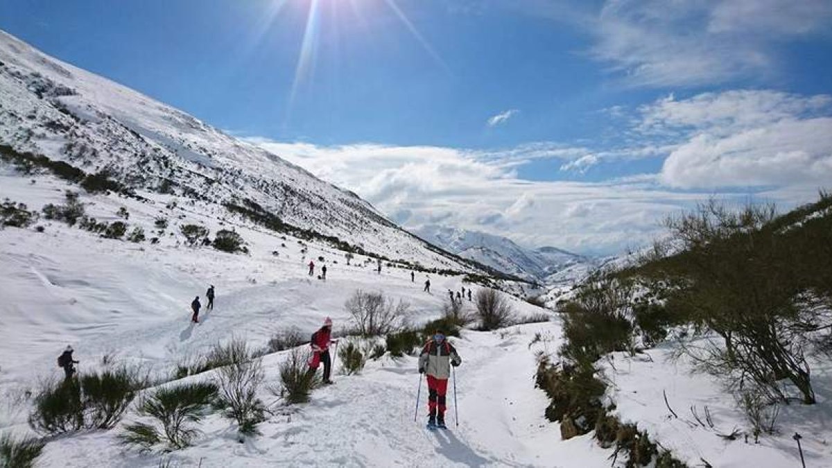 El pasado fin de semana 180 personas participaron en la cuarta edición de la raquetada de Babia. DL