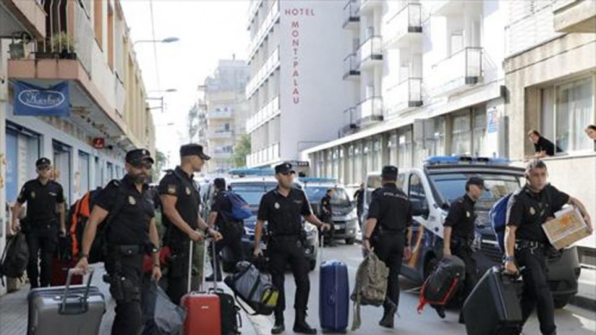 Policías nacionales cuando abandonaron el hotel de Pineda de mar en el que se alojaban tras el 1-O.