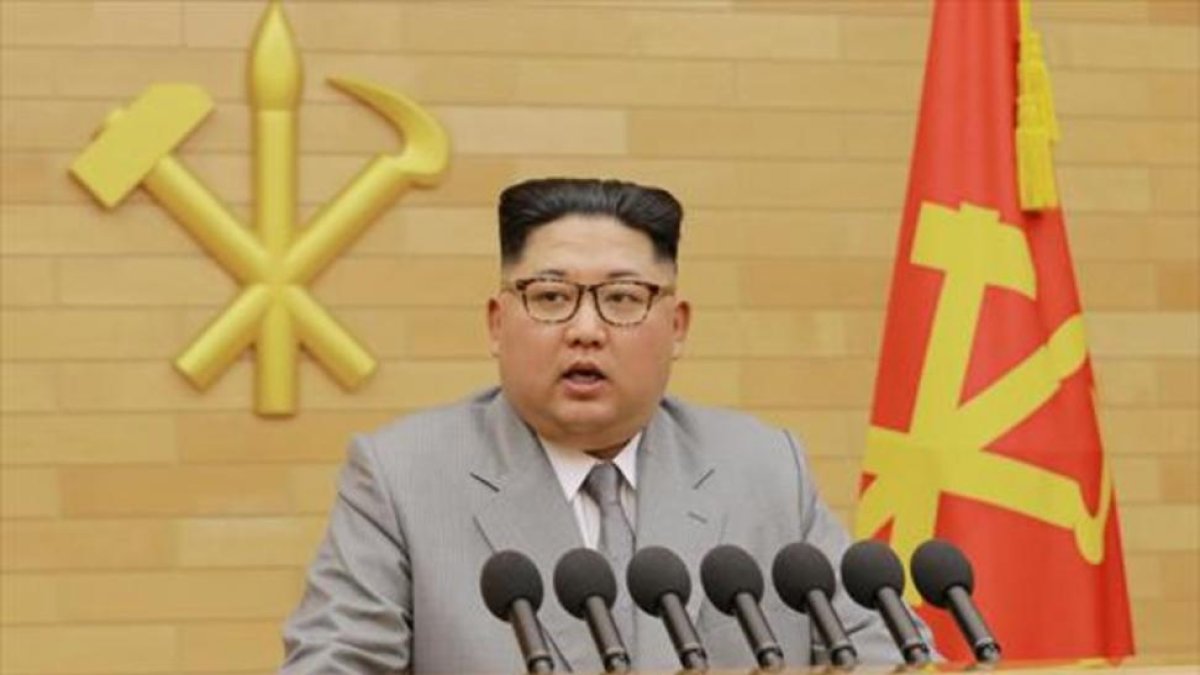 Kim Jong-un, durante la alocución dirigida ayer a los norcoreanos, que la televisión nacional emitió en bucle todo el día.