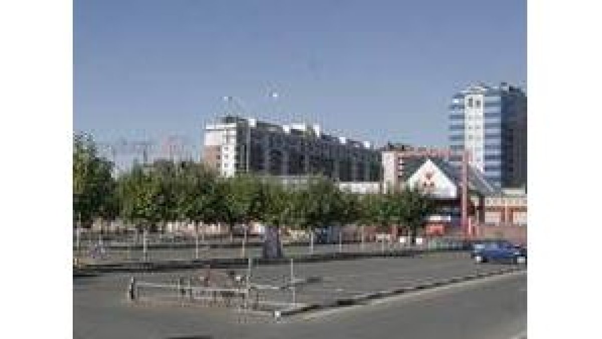 Vista del antiguo centro comercial y la zona de aparcamientos