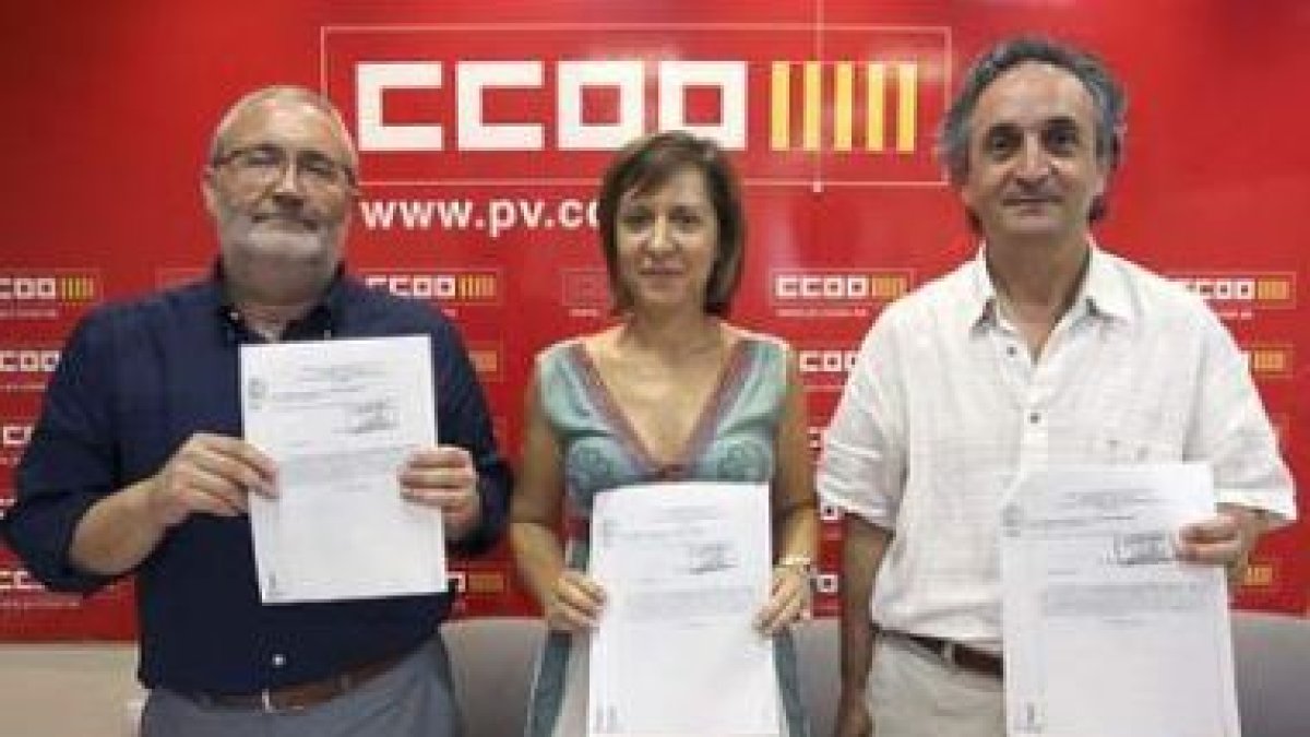 Los representantes de CC.OO. en Valencia exhiben la sentencia.