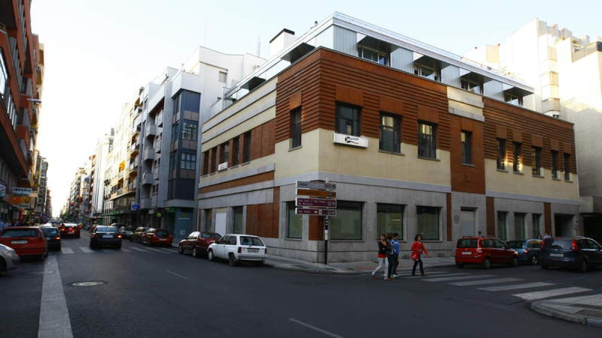 El antiguo edificio de Telefónica era propiedad de Inmobiliaria Llamas Álvarez desde 2003 y hasta septiembre acogió los servicios del INSS. RAMIRO