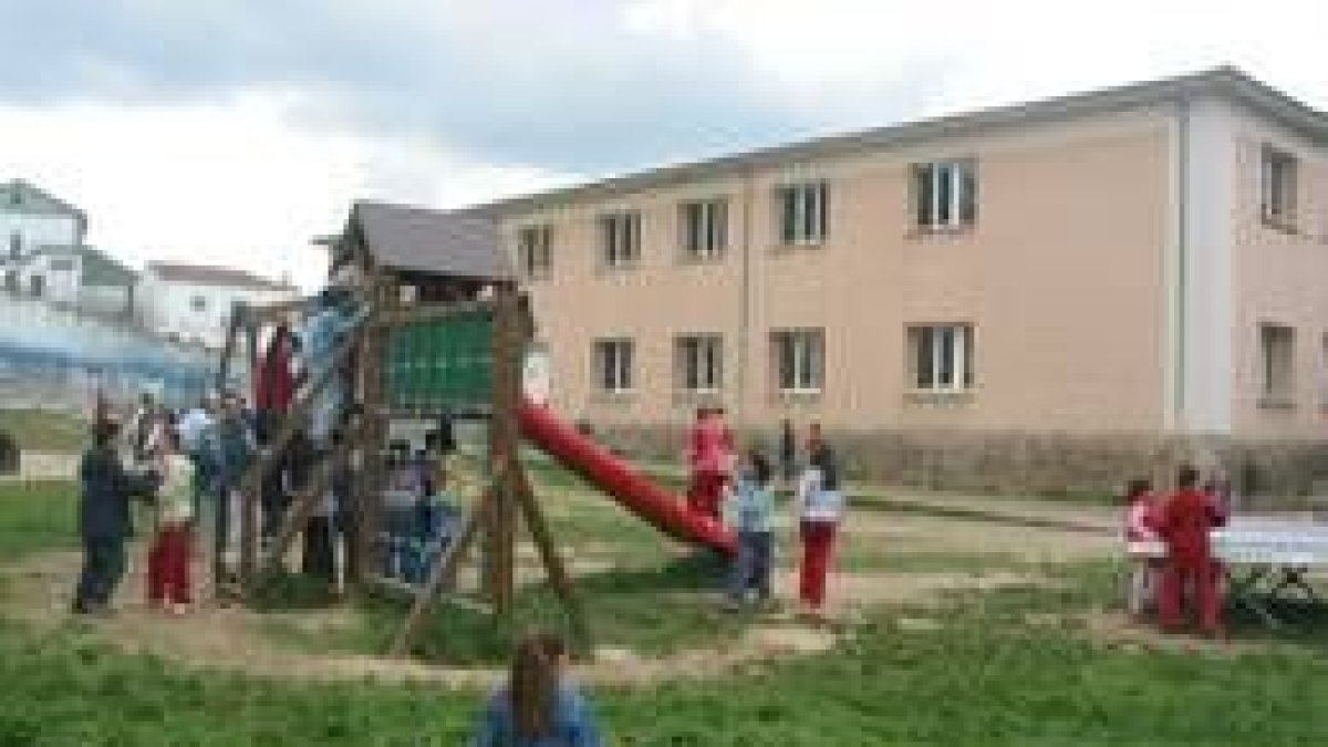 Varios juegan en uno de los patios del colegio Manuel Ángel Cano Población de Cistierna