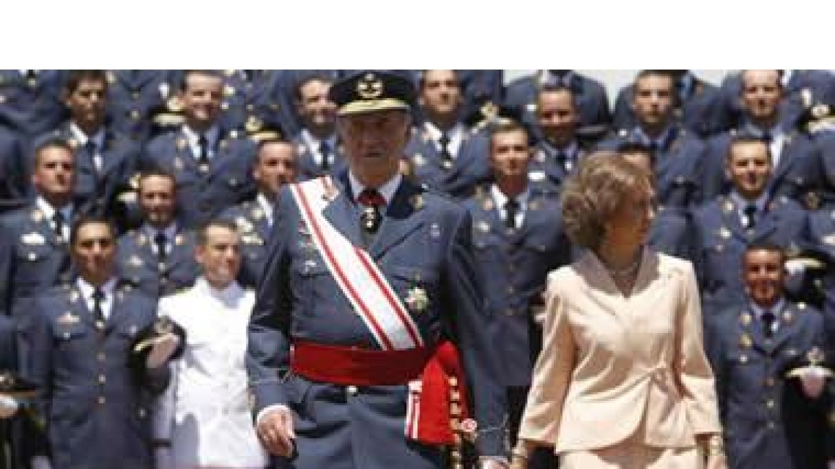 Los Reyes de España posan con los 179 nuevos suboficiales del Ejército del Aire al finalizar el acto