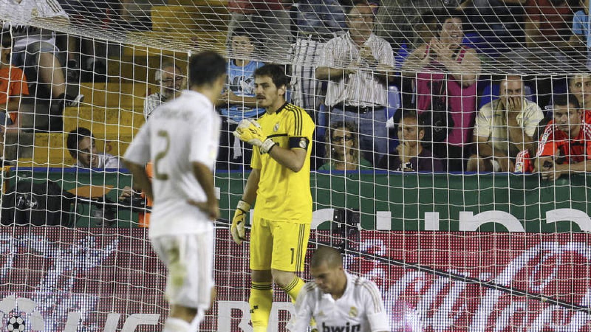 Los jugadores del Real Madrid lamentan el único gol del partido, marcado por el delantero del Levante Koné.