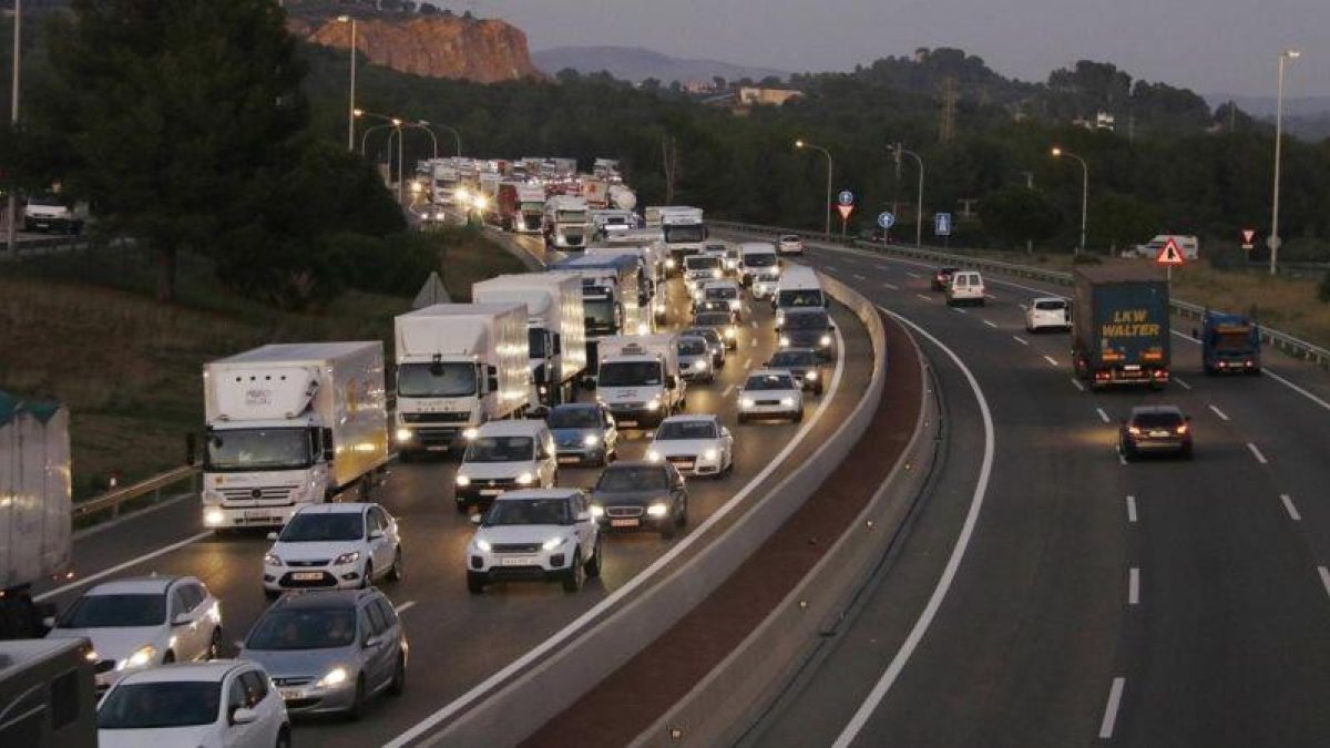 Circulación de coches y camiones en lAP-7 dirección Tarragona.