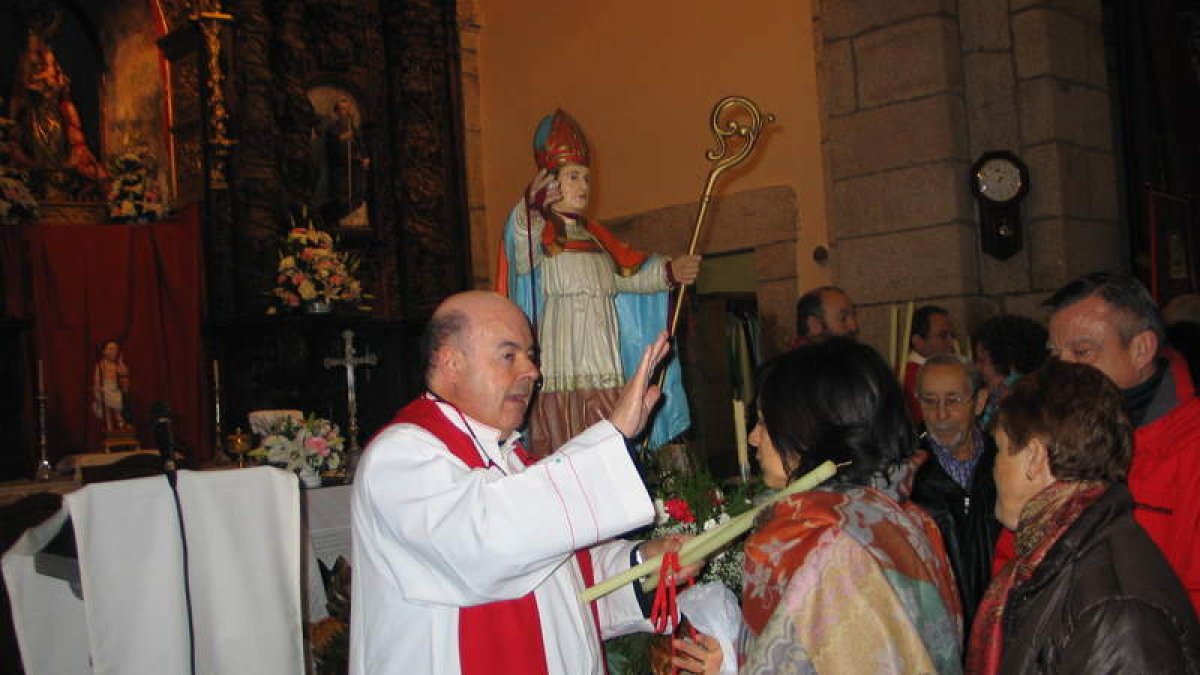 El párroco de Campo durante la bendición de las velas.
