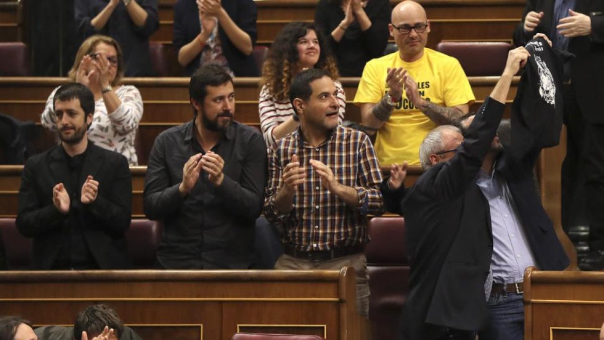 GEl grupo Unidos Podemos celebra la derogación del decreto de la estiba y saluda a los estibadores presentes en el Congreso.