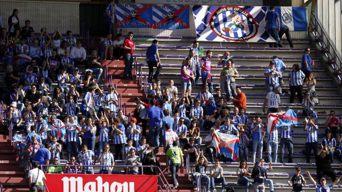 Un nutrido grupo de seguidores de la Deportiva se dieron cita en las gradas del Nuevo José Zorrilla para animar a su equipo.