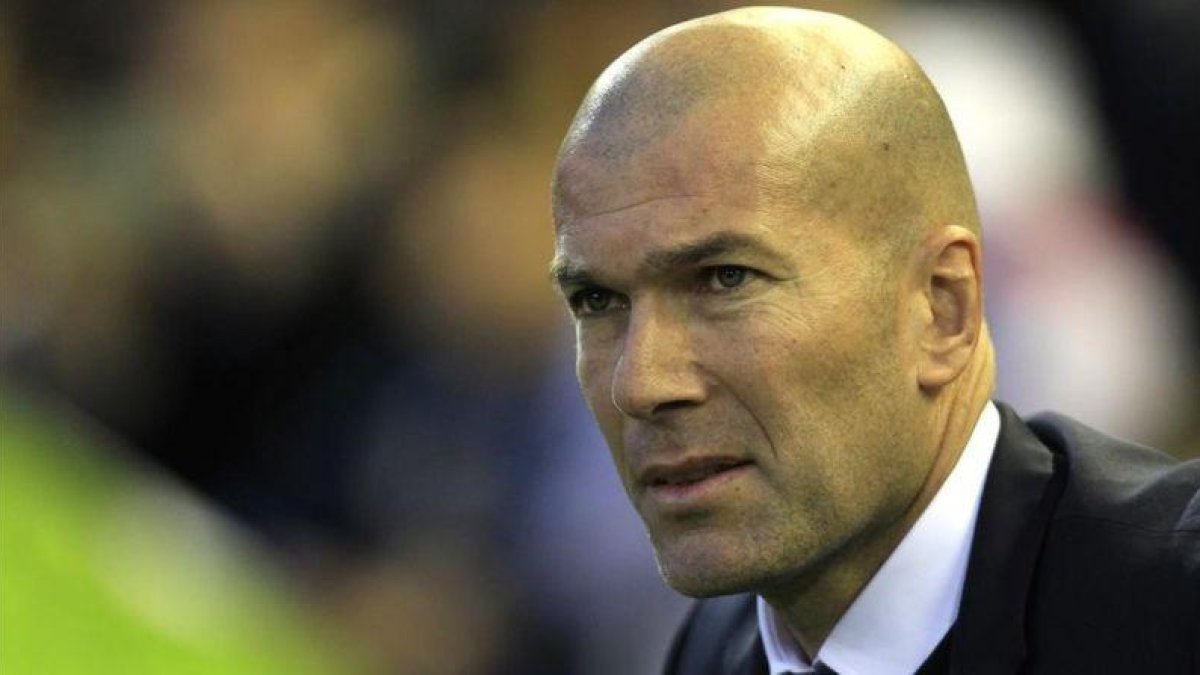 Zidane durante el Valencia-Madrid en Mestalla.
