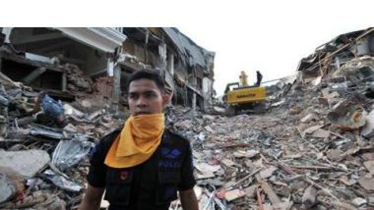 Un policía indonesio ante los escombros del hotel Ambacang, en la ciudad de Padang.