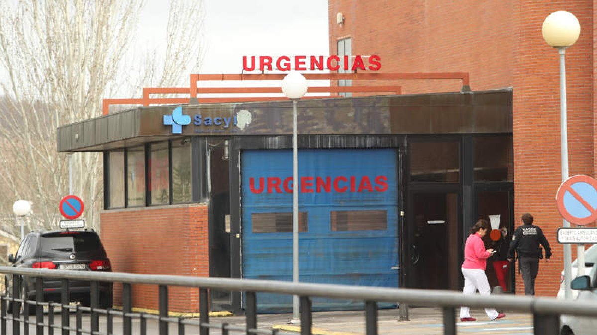 Los trabajadores afectados por el humo fueron trasladados al Hospital El Bierzo. L. DE LA MATA