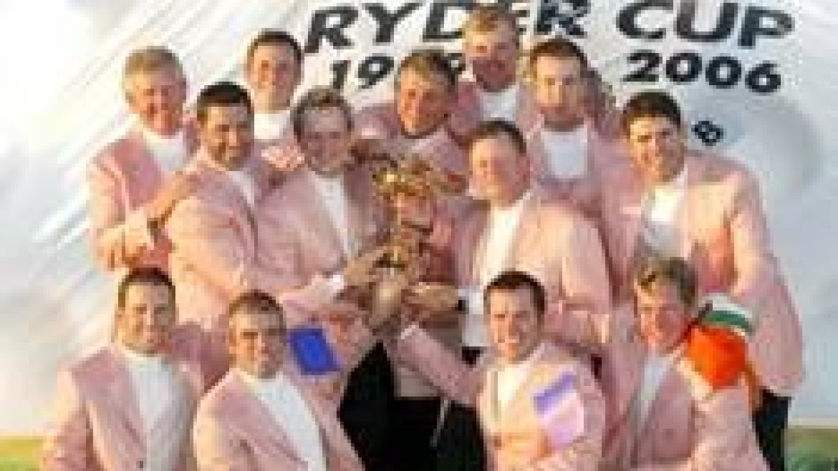 Los jugadores europeos posan junto al trofeo de la Ryder