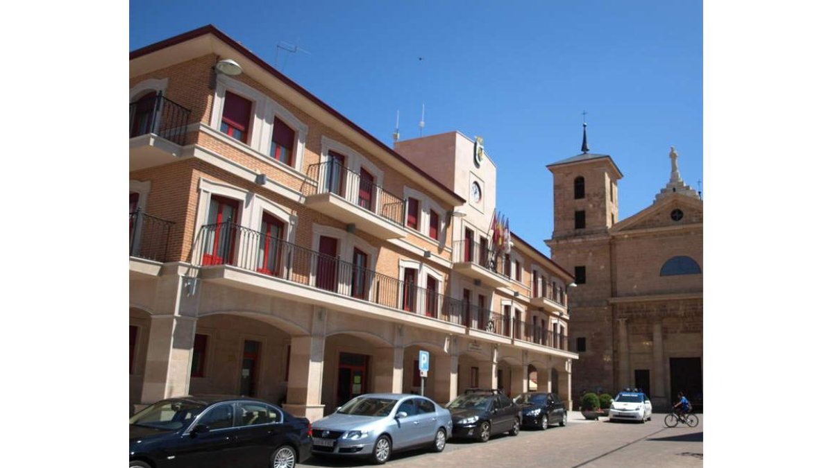 Fachada del Ayuntamiento de Valencia de Don Juan.