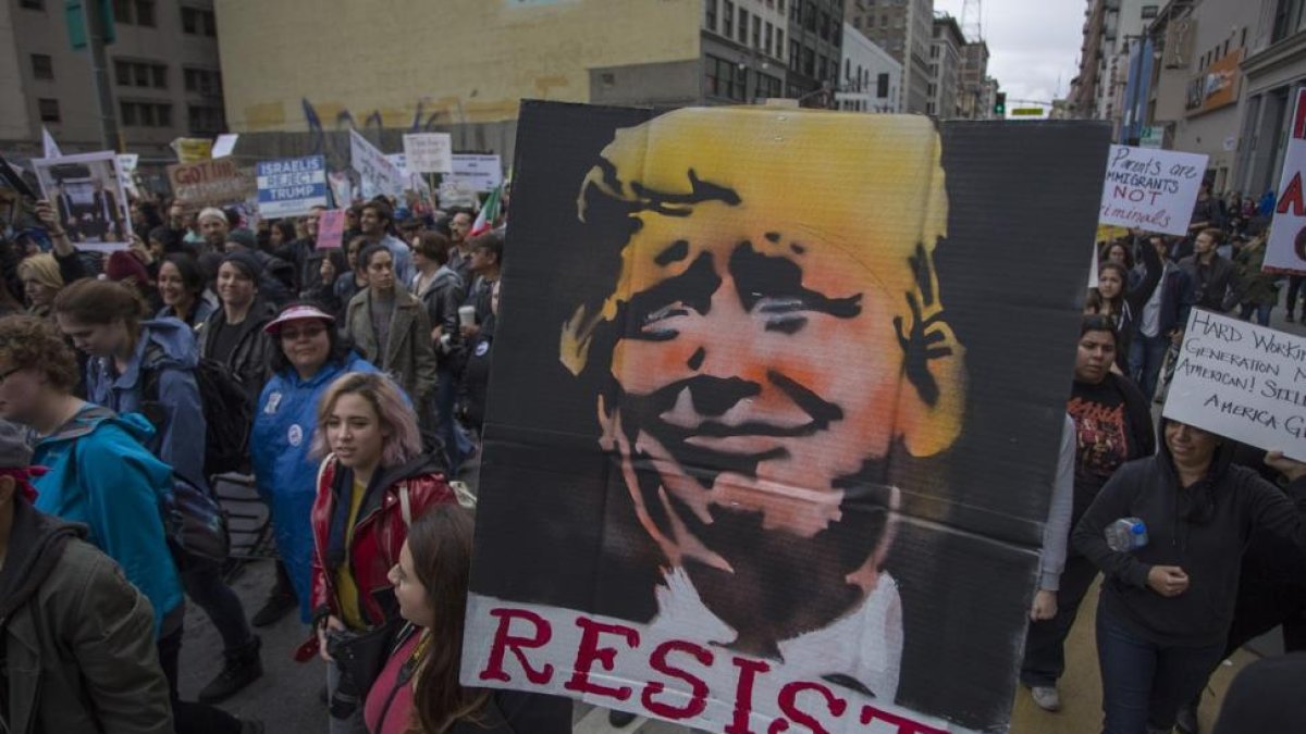 Participantes en una manifestación contra Trump en Los Ángeles, este sábado.
