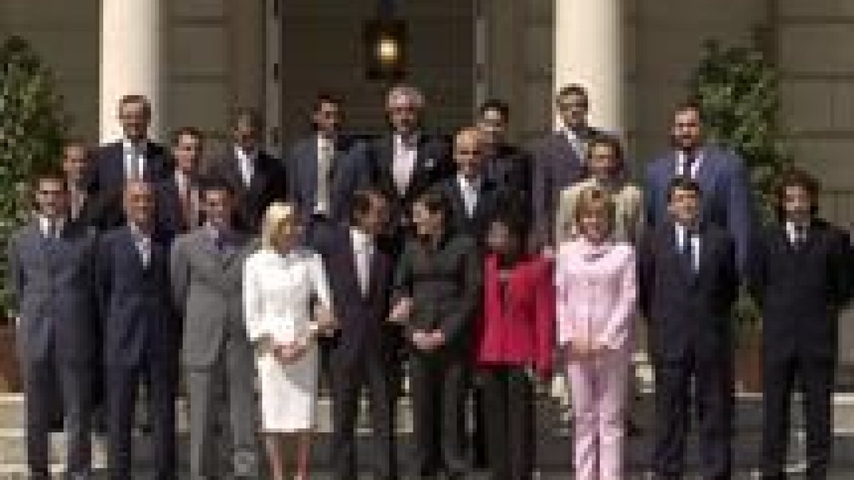 Foto de familia de los atletas con Manuel Martínez en la esquina superior derecha