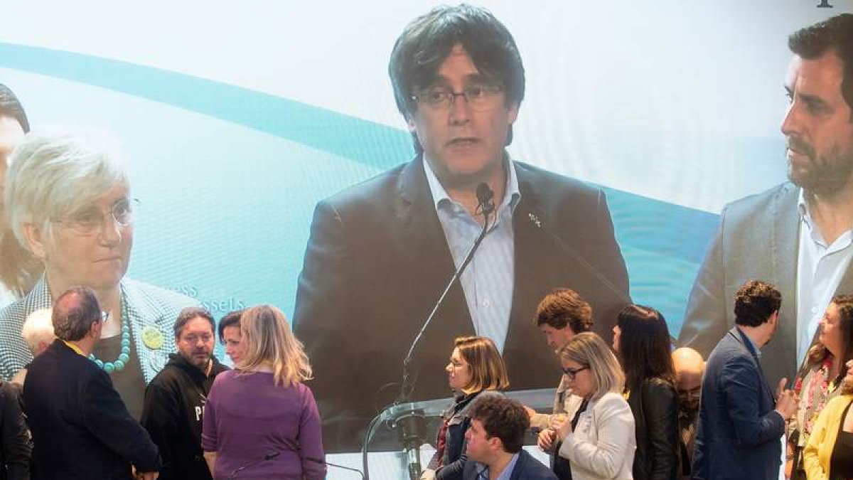 Puigdemont interviene por videoconferencia desde Bruselas la jornada electoral del 26M. MARTA PÉREZ