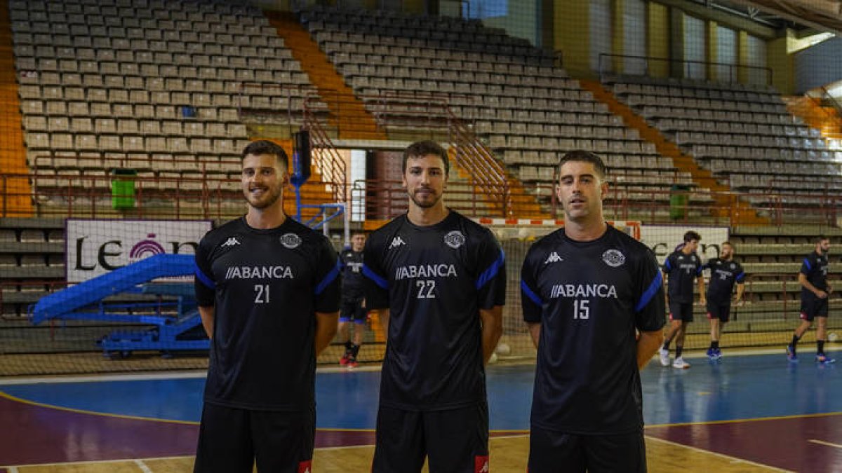 Los tres nuevos fichajes del Ademar hasta la fecha, Tiago Sousa, David Fernández y Juan Castro, ayer en su primer entrenamiento. miguel f. b.