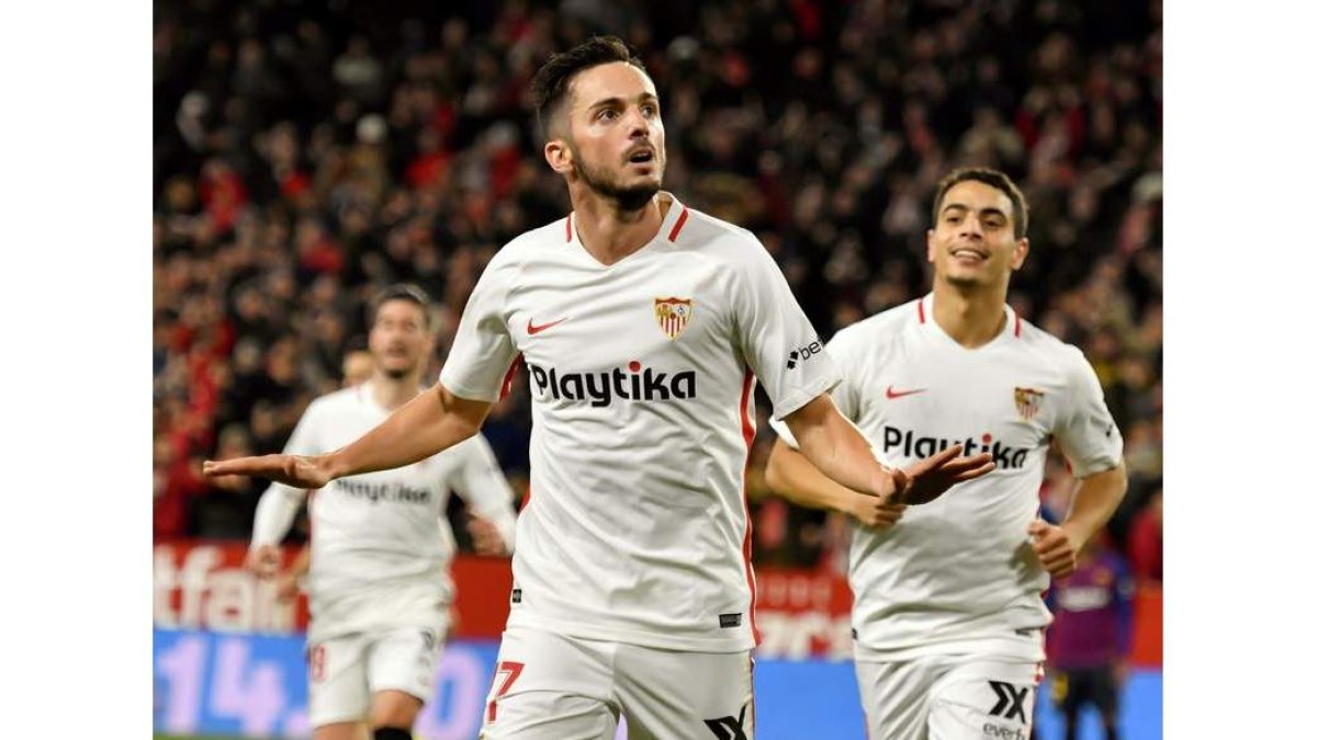 Sarabia celebra el primer gol del equipo andaluz en el enfrentamiento de ida de cuartos de final de la Copa ante el Barcelona. RAÚL CARO