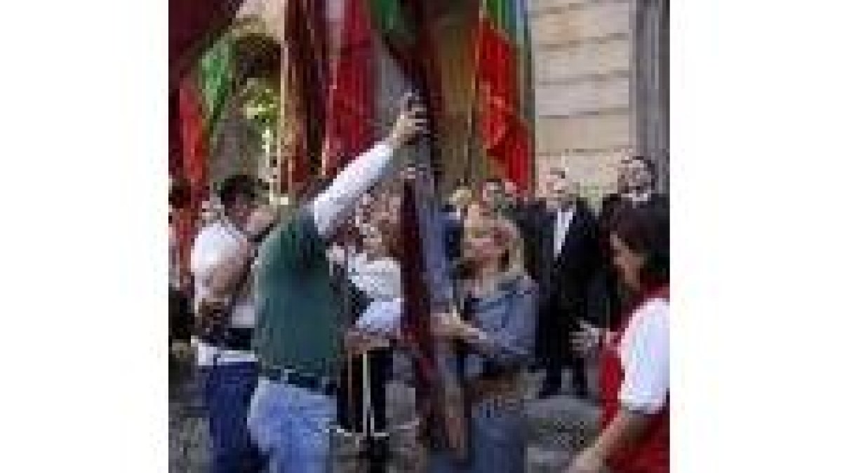 La presidenta de la Diputación y la alcaldesa portan los pendones