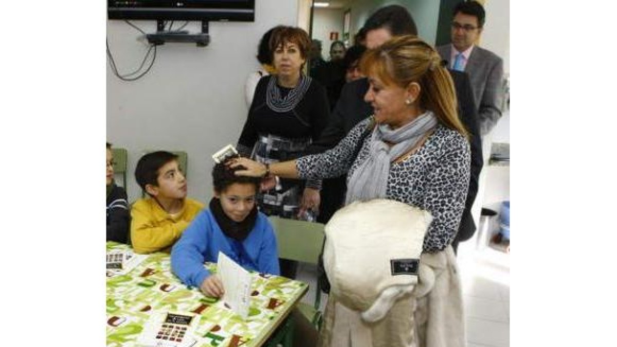 Isabel Carrasco saluda a uno de los niños de Lorenzana