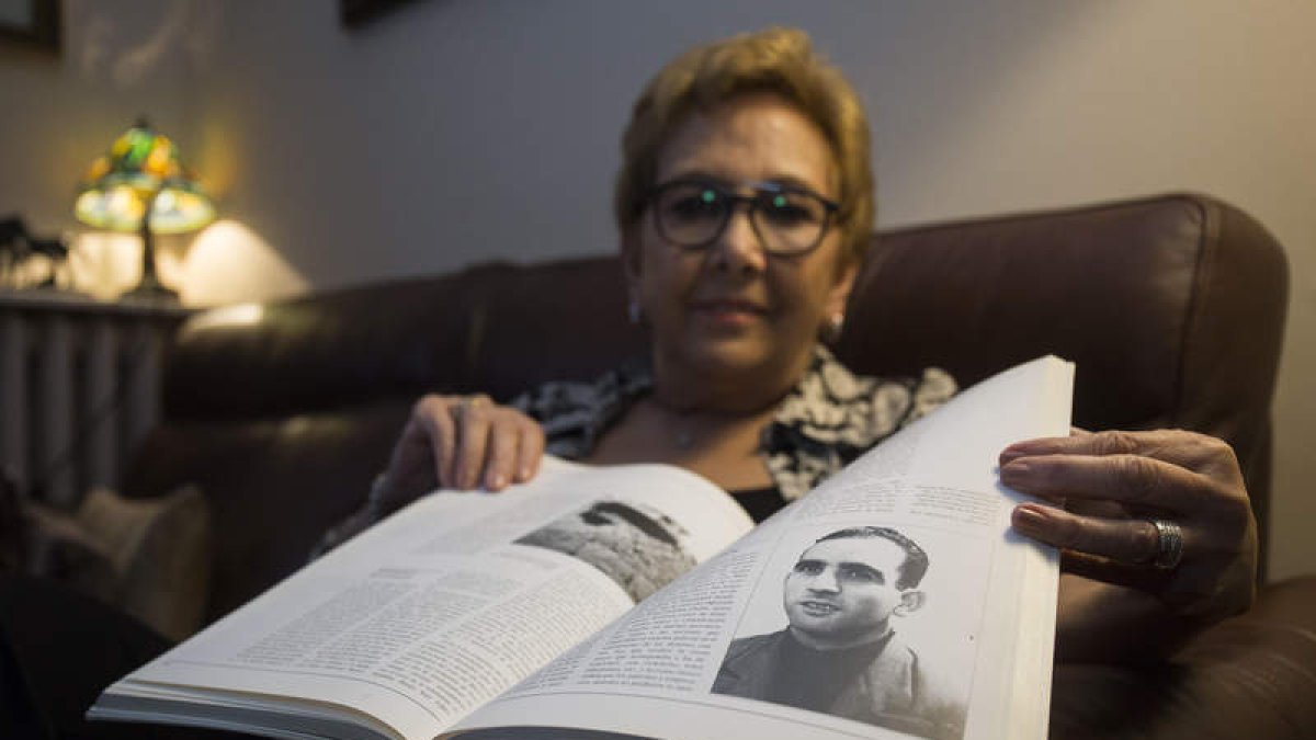 Mercedes Muñiz, hija de Román, muestra una foto de su padre. FERNANDO OTERO
