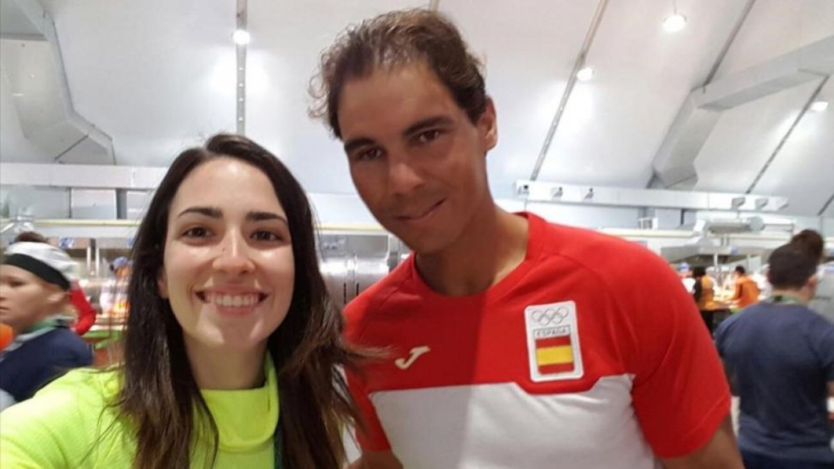 Rafael Nadal posa junto a una voluntaria de Río.