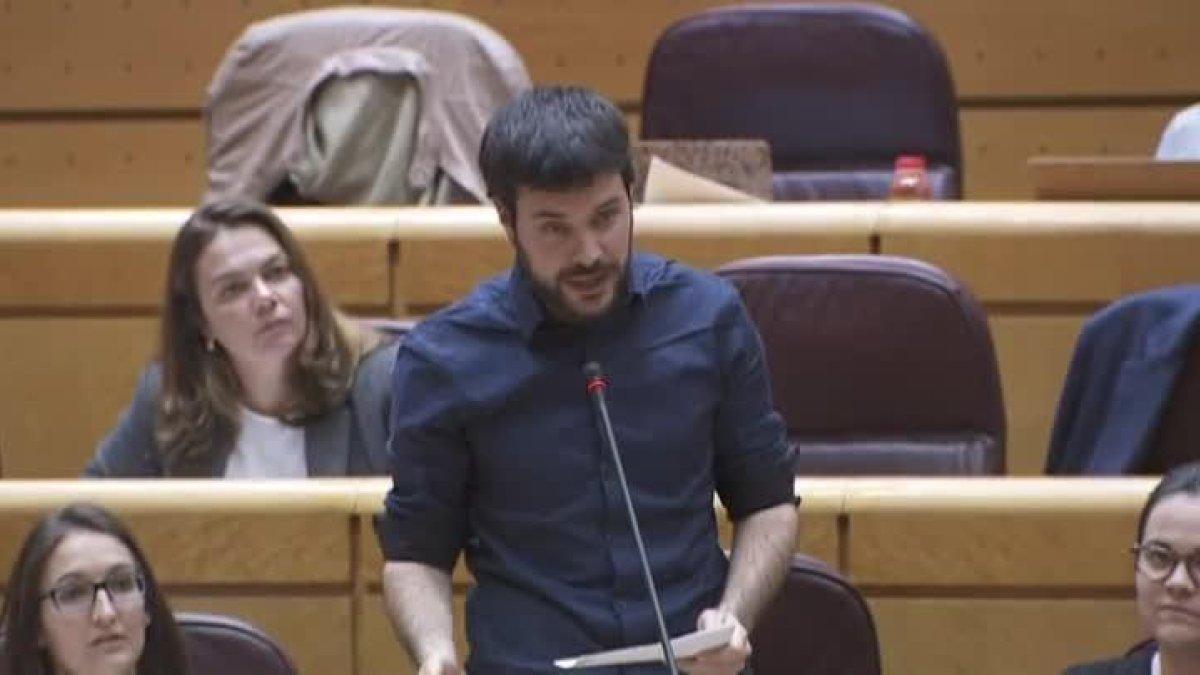El senador de ERC Bernat Picornell lee la letra de 'El rei Borbó', del rapero Valtonyc, en la sesión de control en el Senado.